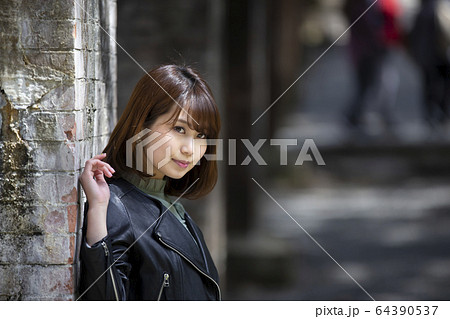 京都府京都市左京区の南禅寺の水路閣を背にしている若い女性 京都府京都市左京区の南禅寺の水路閣を背にしている若い女性 64390537