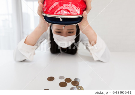 マスクを付けた女性は財布を持っている マスクを付けた女性は財布を持っている 64390641