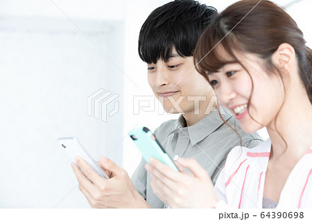 カップル　スマホ 64390698