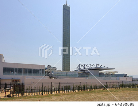 四国水族館とゴールドタワーを海側から見る 64390699