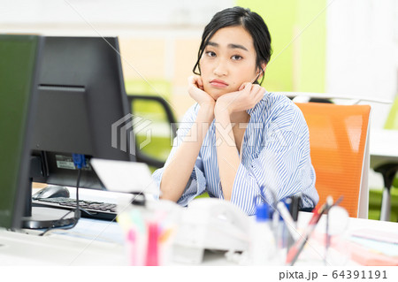 オフィスで悩む新入社員 オフィスで悩む新入社員 64391191