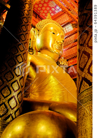 Golden Buddha in Wat Phanan Choeng - Ayutthaya - Golden Buddha in Wat Phanan Choeng - Ayutthaya - 64391389