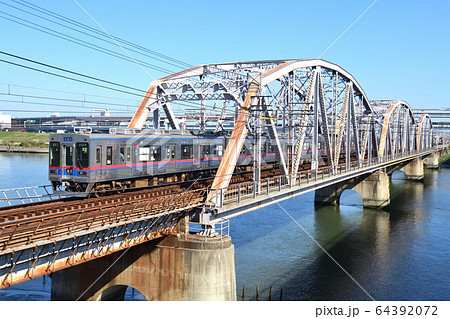 荒川橋梁を渡る京成電車 64392072