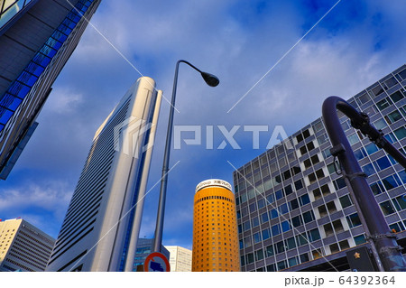 <都市風景> 大阪 街並み 青空 摩天楼 <都市風景> 大阪 街並み 青空 摩天楼 64392364