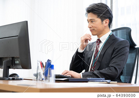 オフィスでデスクワークをするミドルエイジのビジネスマン 64393030