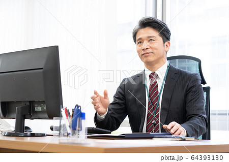 オフィスで話をする部長 64393130