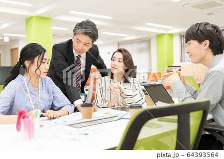 オフィスで部下に話をする上司 オフィスで部下に話をする上司 64393564