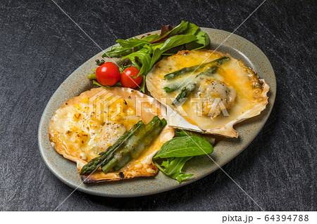 ほたて貝のグリル Grilled scallop butter and scallop gratin 64394788
