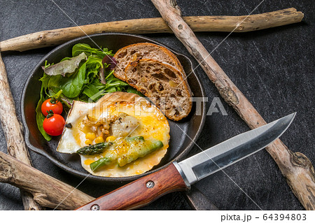 ほたて貝のグリル Grilled scallop butter and scallop gratin 64394803