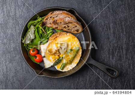 ほたて貝のグリル Grilled scallop butter and scallop gratin 64394804