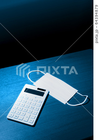 マスクと電卓 64394879
