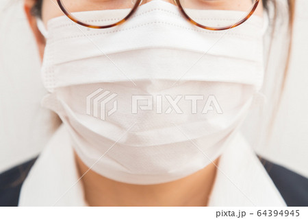 マスクをつけたビジネスウーマン マスクをつけたビジネスウーマン 64394945
