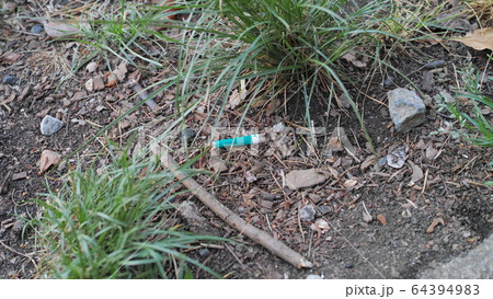 タバコの吸い殻 64394983