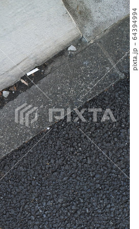 タバコの吸い殻 64394994