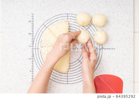 おうちでパン作り バターロール工程 3.分割後、生地をまるめるシーン おうちでパン作り バターロール工程 3.分割後、生地をまるめるシーン 64395292