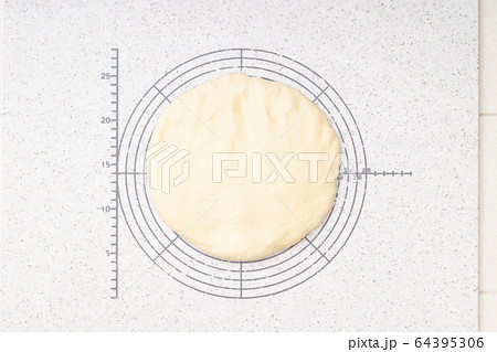 おうちでパン作り　バターロール工程　1.一次発酵後のガス抜きシーン 64395306