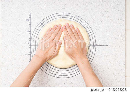 おうちでパン作り　バターロール工程　1.一次発酵後のガス抜きシーン 64395308