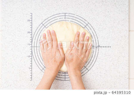 おうちでパン作り　バターロール工程　1.一次発酵後のガス抜きシーン 64395310