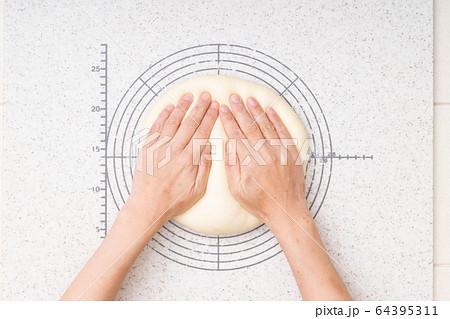 おうちでパン作り　バターロール工程　1.一次発酵後のガス抜きシーン 64395311