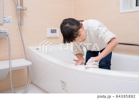 お風呂掃除をする小学生の女の子 お風呂掃除をする小学生の女の子 64395892