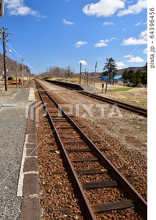 春の北海道仁木町JR然別駅の風景を撮影 64396456