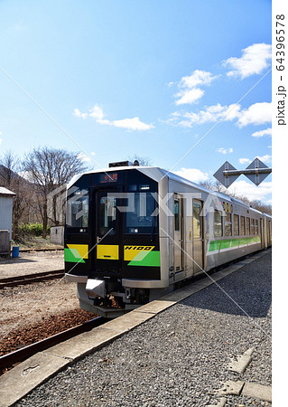 春の仁木町JR然別駅を発着する普通列車の風景を撮影 64396578