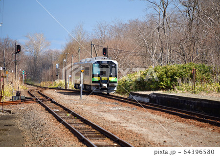 春の仁木町JR然別駅を発着する普通列車の風景を撮影 64396580