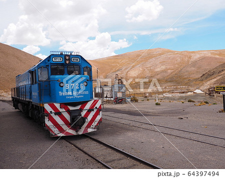 ～アルゼンチン、サルタ～雲の列車、牽引車と駅 64397494