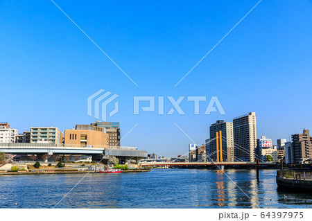 東京・新大橋と隅田川 64397975