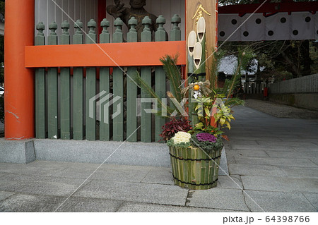 【四国八十八ヶ所】第三番　金泉寺　仁王門前の門松1　徳島県板野郡板野町 64398766