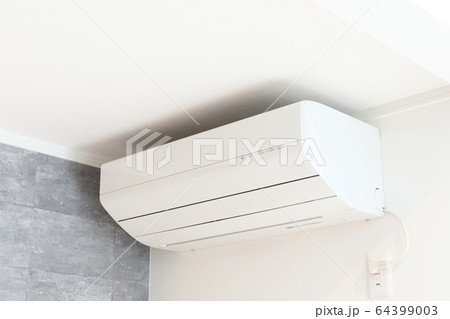 新築住宅に設置する新品のエアコン 64399003