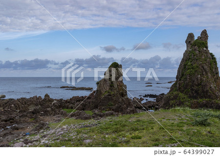 能登半島 トトロ岩(岩剱地権現岩) 能登半島 トトロ岩(岩剱地権現岩) 64399027