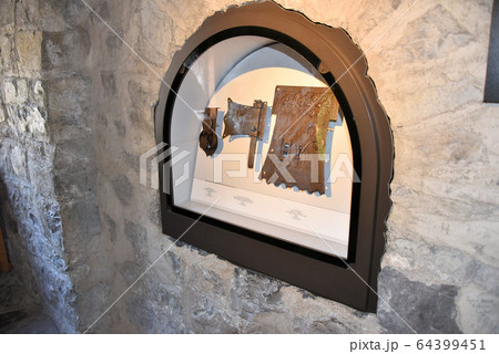 シヨン城の城内 64399451