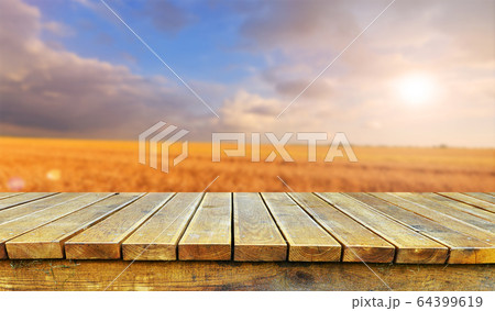 empty table 64399619