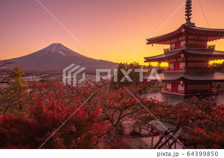 山梨県 新倉山浅間公園 富士山 紅葉 夕景 64399850