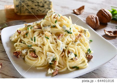 Pasta with gorgonzola 64401016