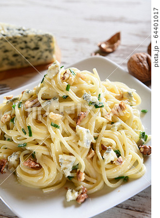 Pasta with gorgonzola 64401017