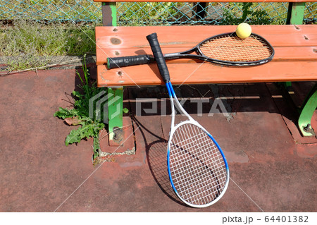 ベンチに置かれたテニスラケット ベンチに置かれたテニスラケット 64401382