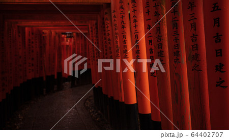 京都府 伏見稲荷大社 千本鳥居 雨 京都府 伏見稲荷大社 千本鳥居 雨 64402707
