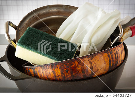 汚れがこびりついたフライパンと鍋 焦げ付き 油汚れ 炊事 家事 汚れがこびりついたフライパンと鍋 焦げ付き 油汚れ 炊事 家事 64403727