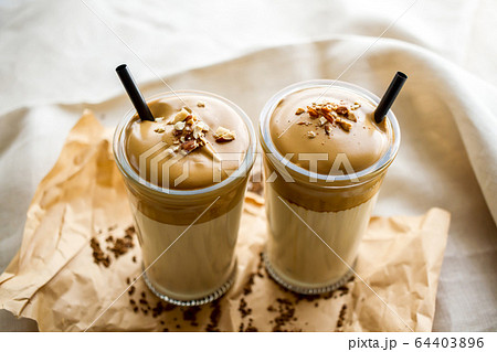 ダルゴナコーヒー  カフェイメージ素材 64403896