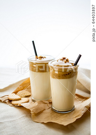 ダルゴナコーヒー  カフェイメージ素材 64403897