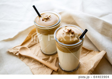 ダルゴナコーヒー  カフェイメージ素材 64403904