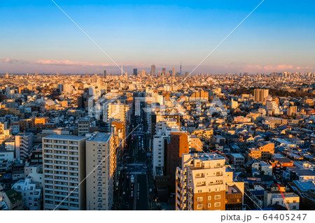 東京 夕方 練馬区役所 展望ロビーから 池袋方面 東京 夕方 練馬区役所 展望ロビーから 池袋方面 64405247