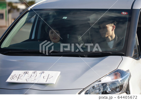 運転の練習をする女性 64405672