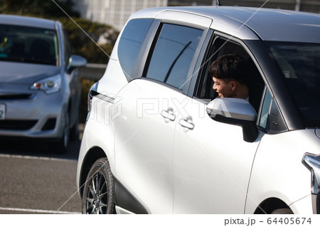 運転の練習をする男性 64405674