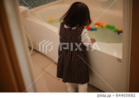 浴槽を覗き込む女の子 浴槽を覗き込む女の子 64405692