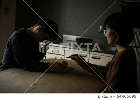 男性に鍵を渡す女性 64405699