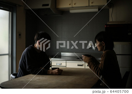 話し合いをする夫婦 64405700