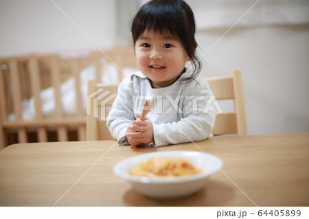 食事する女の子 64405899